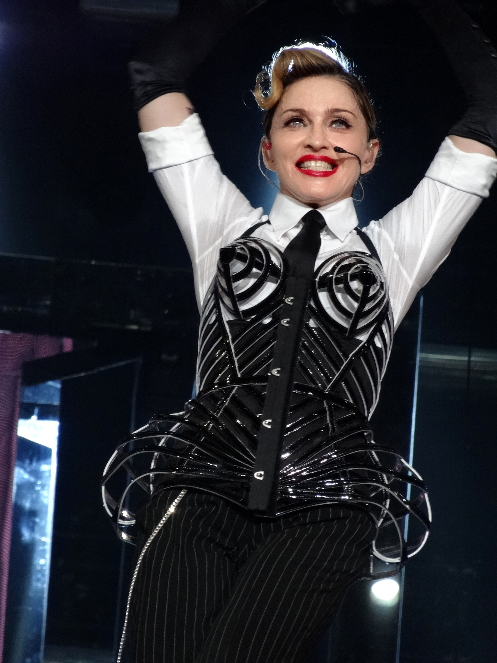 Madonna MDNA Tour. Madonna Vogue MDNA Tour. Madonna 2012. Костюм Мадонны с конусами.