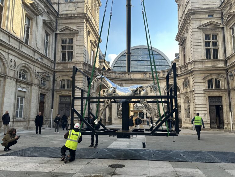 Installation du cheval métallique Zeus, célèbre pour son apparition à l'ouverture des JO 2024.